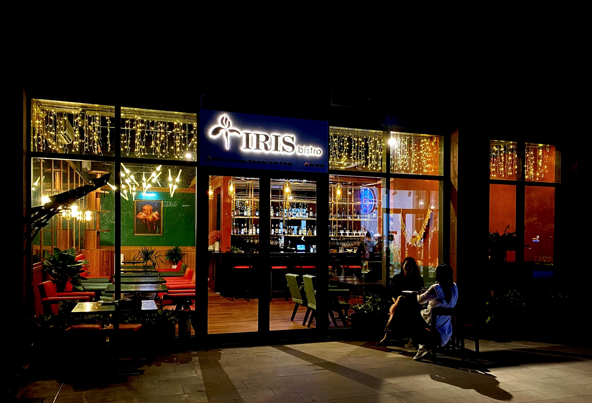 Mặt tiền Iris Bistro với bảng hiệu IRIS phát sáng