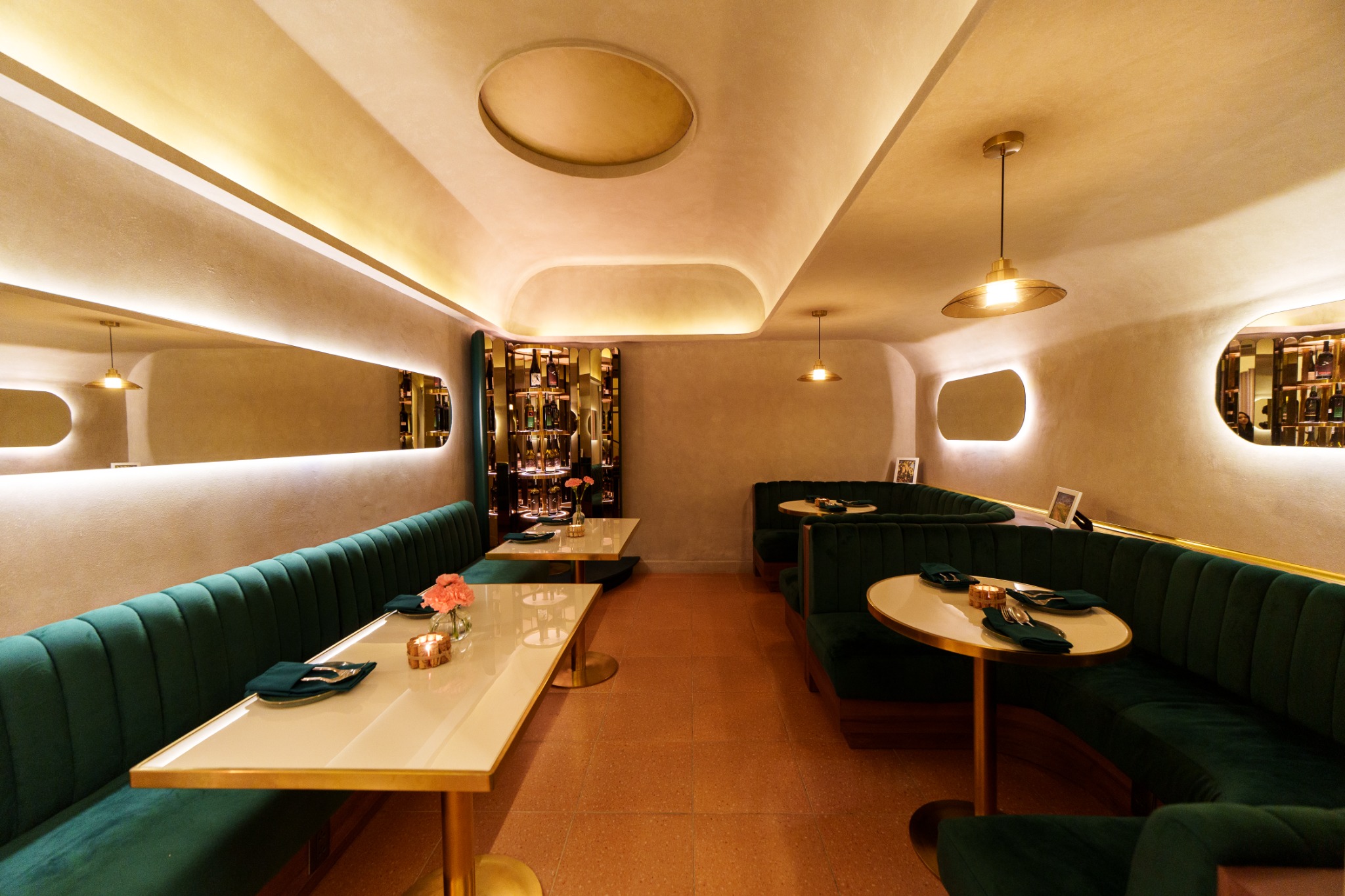 Không gian lounge Celestia Wine Bar với trần bo và đèn tròn