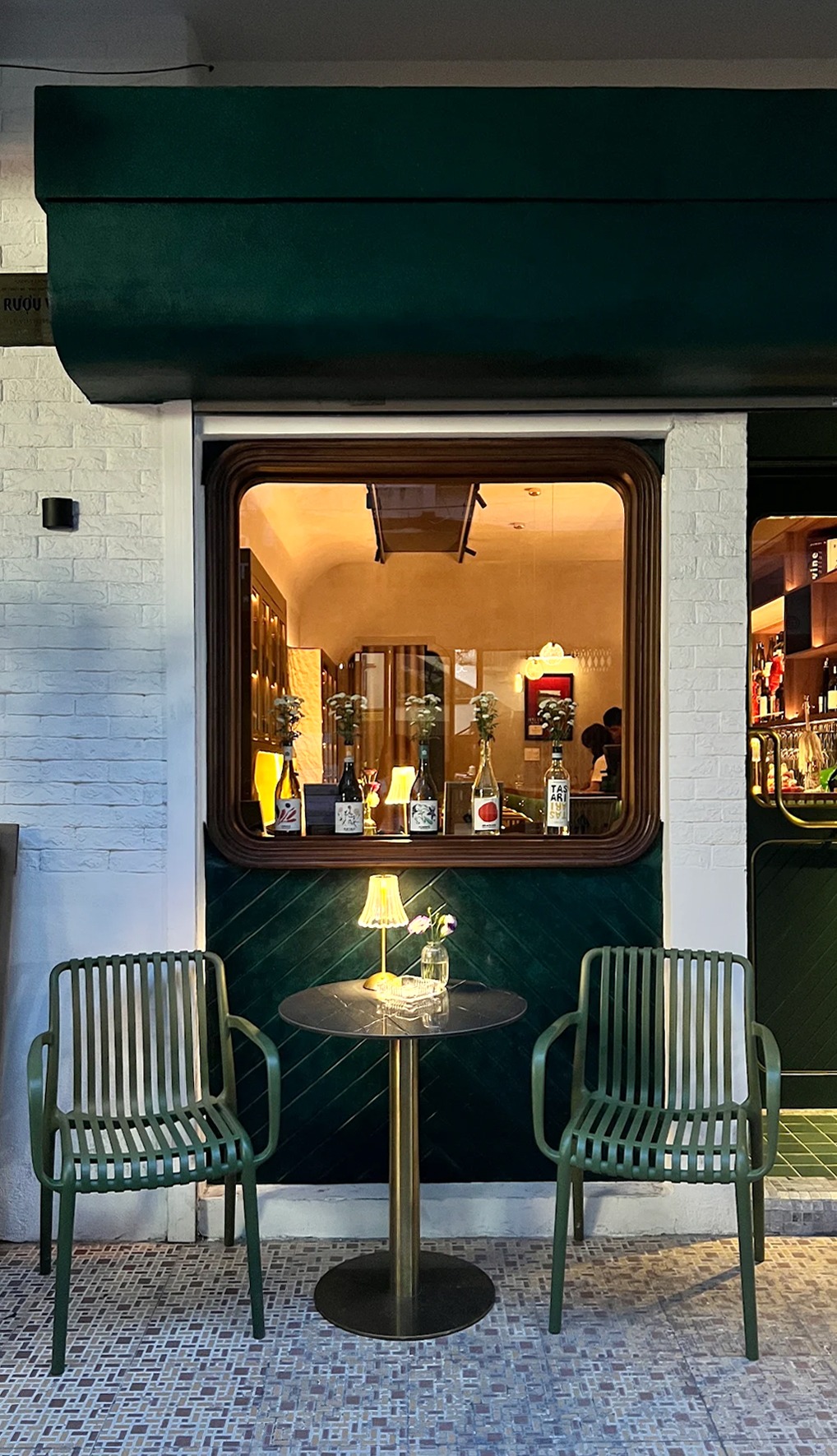 Góc ngồi ngoài mặt tiền Celestia Wine Bar