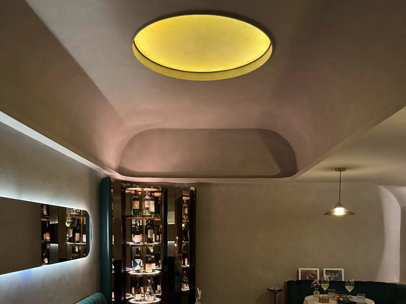 Khu lounge Celestia với đèn trần tròn và ánh sáng dịu