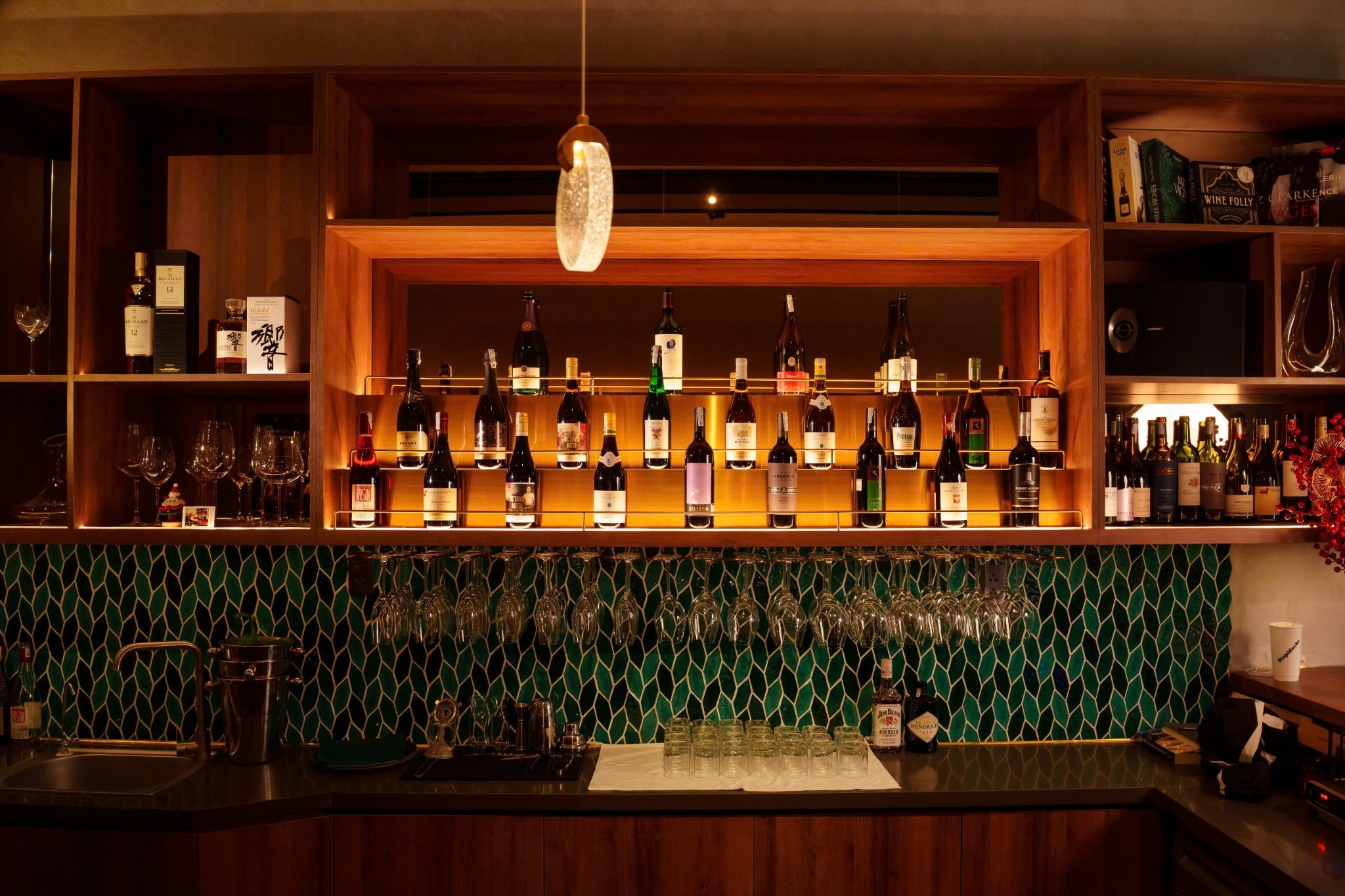 Hệ trưng bày rượu và vật liệu xanh đặc trưng tại quầy bar