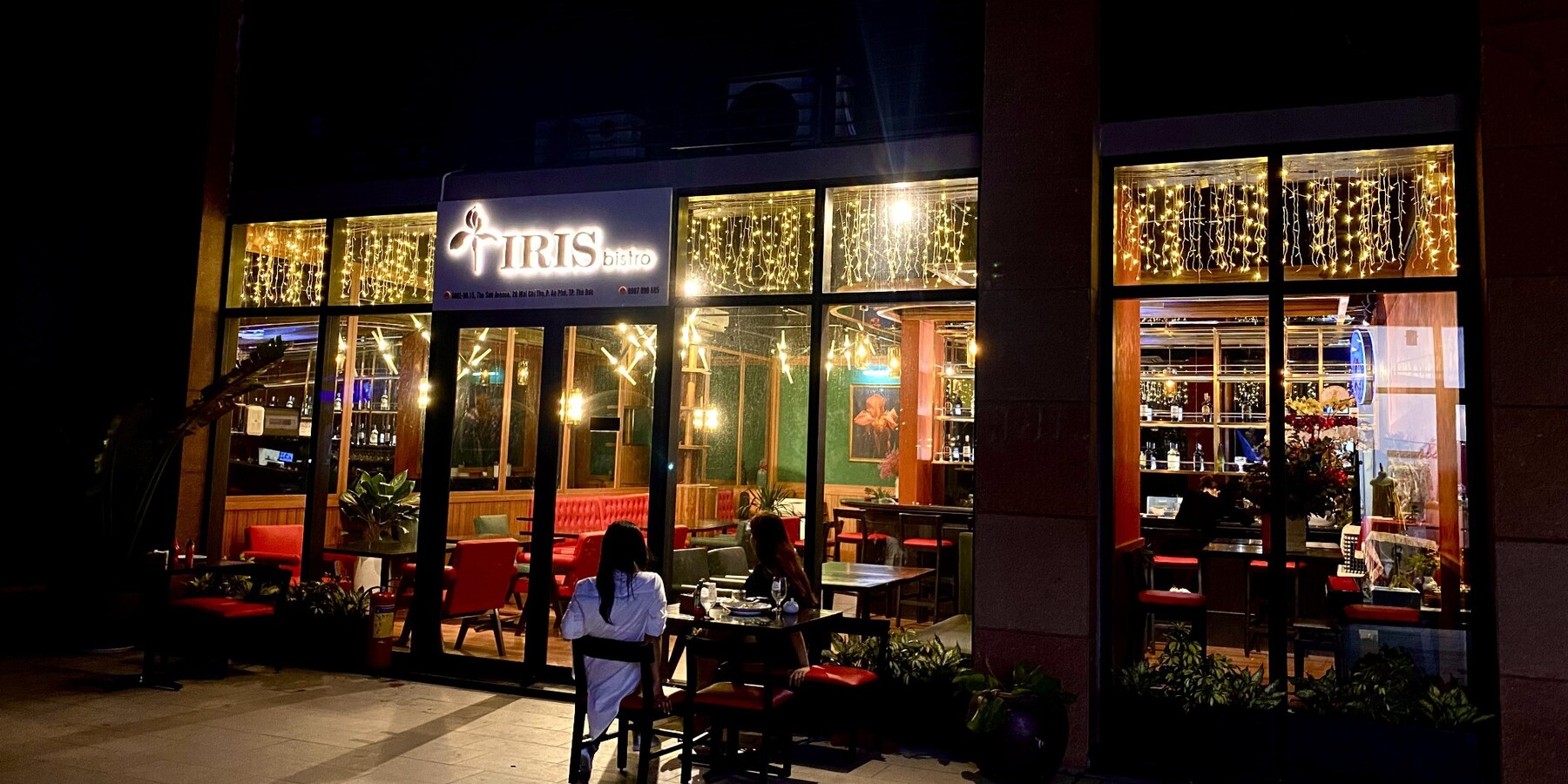 Mặt tiền Iris Bistro và bảng hiệu phát sáng